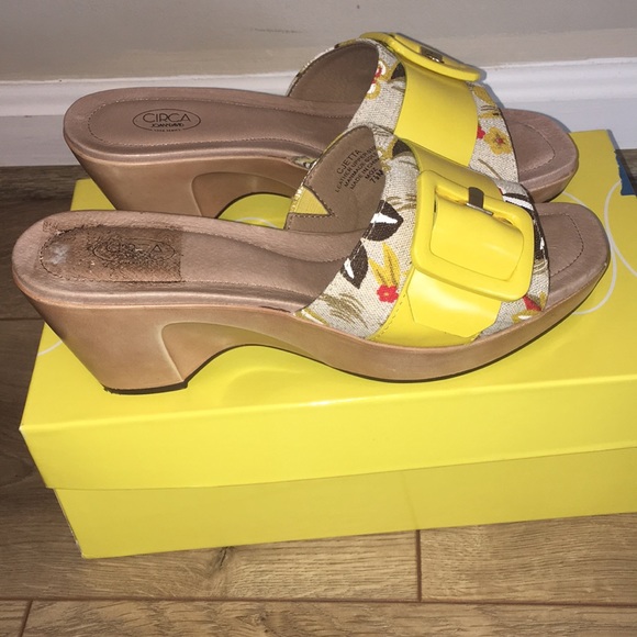Yellow & Tan floral print buckle sandal wedge - Picture 4 of 5